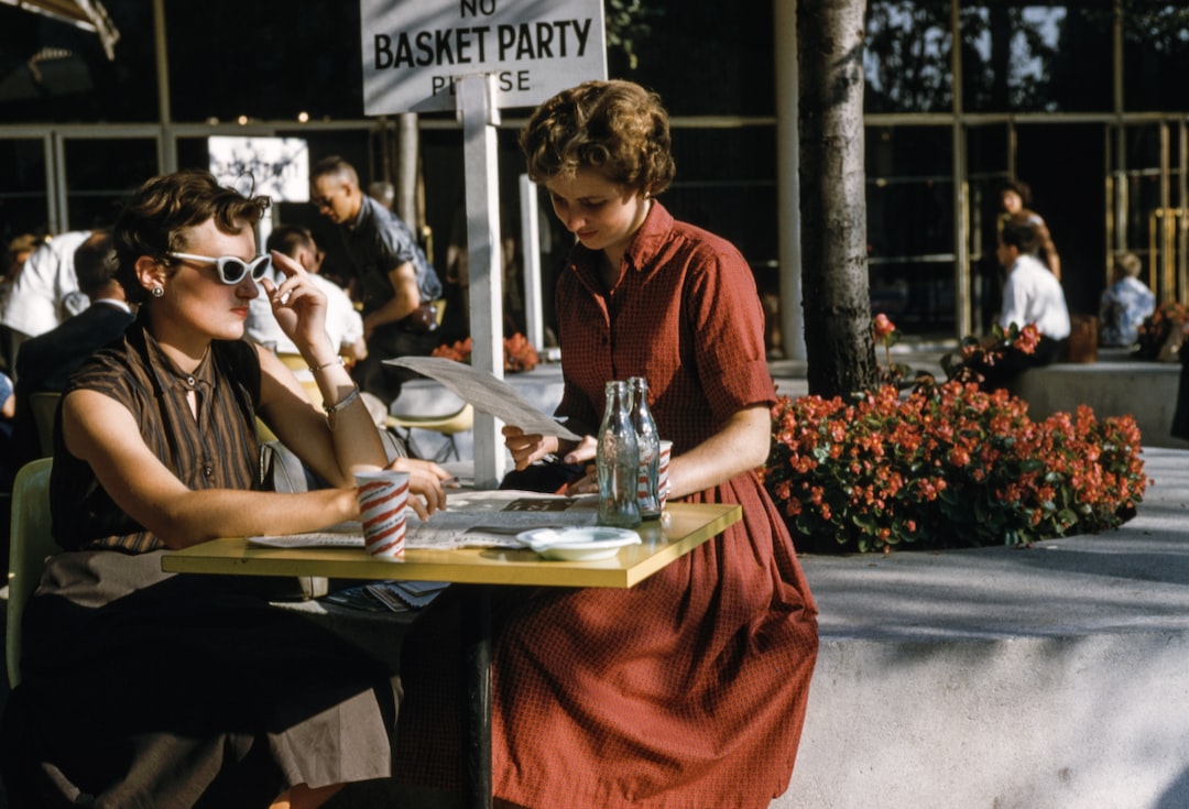 Moda Tasarımında Retro Rüzgarı: Geçmişin Moda İkonlarıyla Yeniden Tanışma